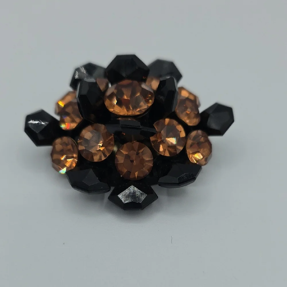 Albert Weiss elegant brooch